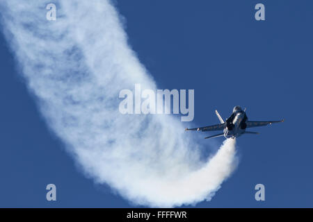 Le dirigeant d'une Blue Angel F/A-18 Hornet descend d'en haut pour effectuer une boucle croisée. Banque D'Images