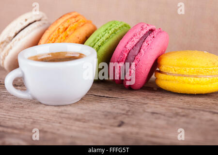 Beaucoup de macarons et cup coffee vintage fond Vue de côté Banque D'Images