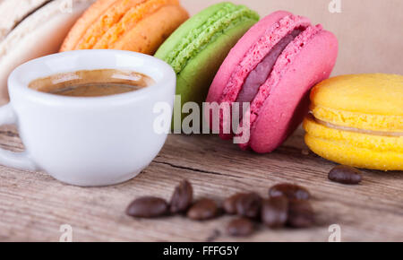 Macarons et cup coffee vintage fond Vue de côté Banque D'Images