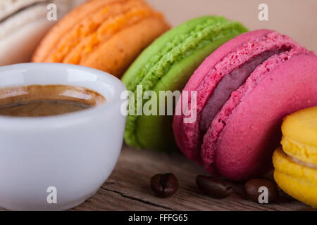 Macarons et cup coffee vintage fond Vue de côté Banque D'Images