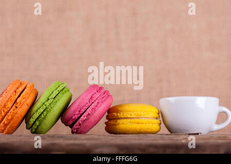 Macarons et Café Tasse de bois vintage background side view Banque D'Images