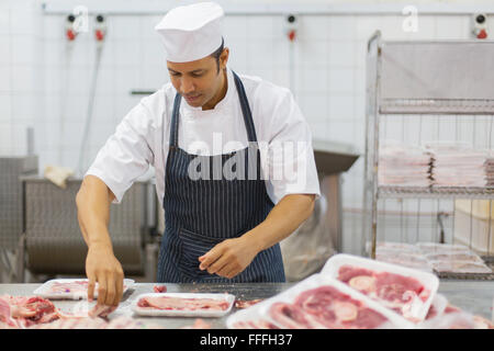 Convaincus de l'âge moyen d'emballage des pièces de viande de boucherie en boucherie Banque D'Images