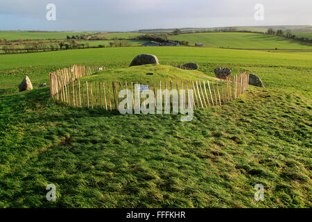 Néolithique de West Kennet long Barrow, Wiltshire, England, UK en réparation Banque D'Images