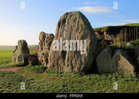 Sarsen des pierres sur l'entrée de West Kennet long barrow néolithique, Wiltshire, England, UK Banque D'Images