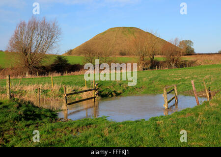 Silbury Hill site néolithique Wiltshire, England, UK est la plus grande structure préhistorique d'origine humaine en Europe Banque D'Images