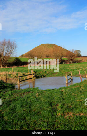 Silbury Hill site néolithique Wiltshire, England, UK est la plus grande structure préhistorique d'origine humaine en Europe Banque D'Images