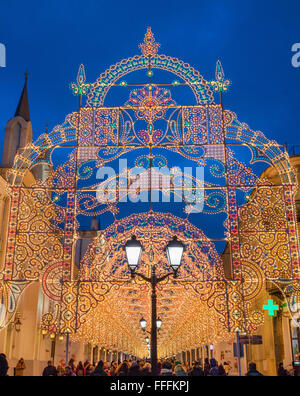 Rue nikolskaïa, décoration et éclairage pour le Nouvel An et les vacances de Noël dans la nuit, Moscou, Russie Banque D'Images