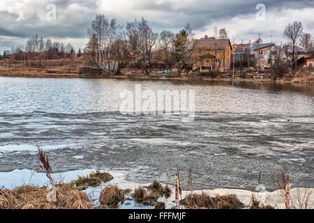 Sous la glace du lac à l'hiver, Sofrino, dans la région de Moscou, Russie Banque D'Images