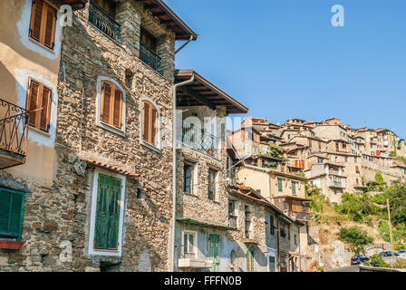 Village de montagne Apricale dans les Alpes Liguriennes, Ligurie, Nord-Ouest de l'Italie Banque D'Images