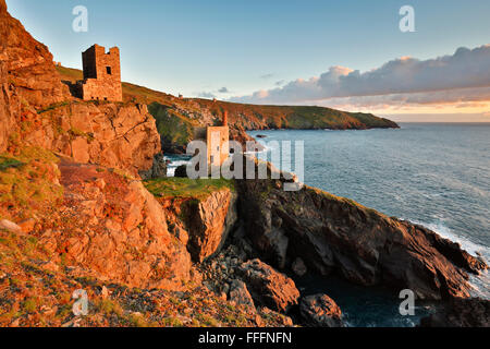 Botallack ; Les couronnes ; maisons moteur Coucher du soleil ; Cornwall, UK Banque D'Images