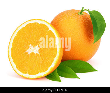 Oranges mûres avec des feuilles isolées sur fond blanc, le chemin de détourage inclus. Banque D'Images