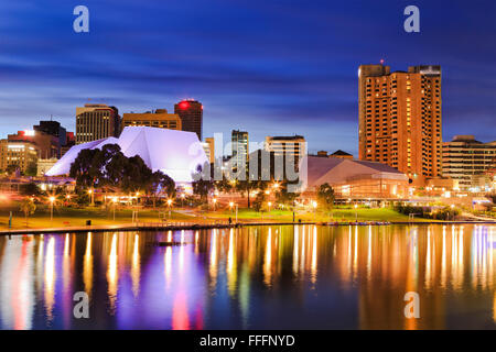 City Lights lumineux se reflétant dans les eaux de la rivière Torrens encore d'Adélaïde, capitale de l'Australie du Sud. L'architecture de la ville Banque D'Images