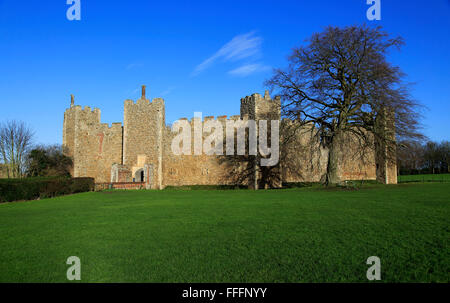 Mur rideau de Framlingham Castle en hiver, Suffolk, Angleterre, RU Banque D'Images