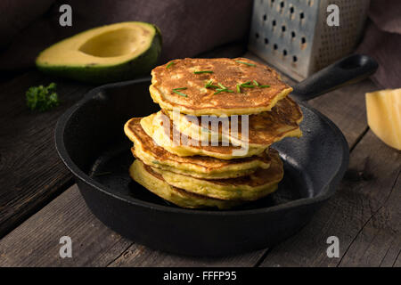 Pile de crêpes de légumes salés faits maison / crêpes / galettes de courgettes chou / beignets de légumes avec du fromage. Banque D'Images