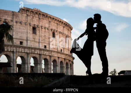 Couple at colisée. Rome. Italie