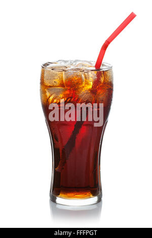 Coca-Cola avec des cubes de glace et de paille dans un verre, isolé sur le fond blanc. Banque D'Images
