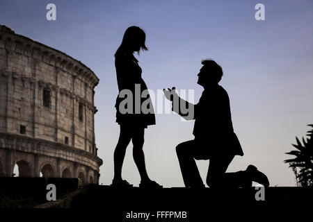 Proposition de mariage au Colisée romain. Rome. Italie Banque D'Images