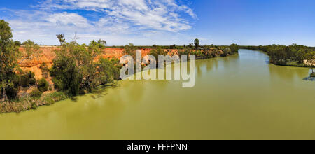 Vue panoramique de l'échelle et la plus grande rivière d'australie Murray à partir de pont sur une journée ensoleillée Banque D'Images