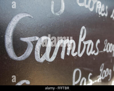 Plaque noir blanc espagnol en mur avec des plats typiques de l'alimentation menu restaurant en Espagne Banque D'Images