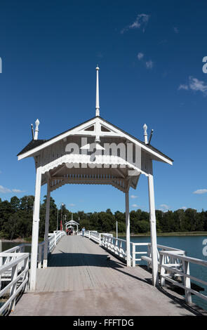 Le pont, avec des pavillons, reliant l'île de Seurasaari et musée de plein air à la terre ferme, Helsinki, Finlande. Banque D'Images