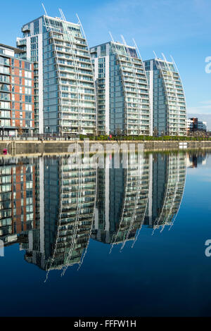 Les blocs d'appartement NV reflète dans Huron Basin, Salford Quays, Manchester, Angleterre, RU Banque D'Images