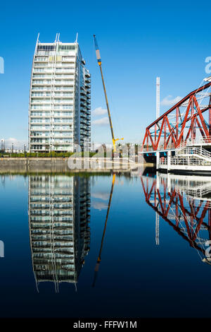 L'un des blocs d'appartement et l'NV Detroit Bridge du Huron Basin, Salford Quays, Manchester, Angleterre, RU Banque D'Images