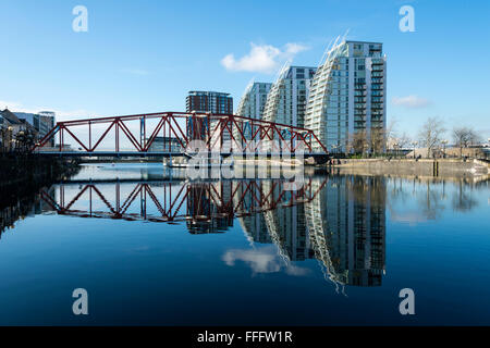 La ville de lofts et appartements NV, et le pont de Detroit Érié, Salford Quays, Manchester, Angleterre, RU Banque D'Images