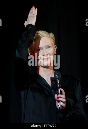 Berlin, Allemagne. 12 Février, 2016. Légende : 66e Festival International du Film de Berlin, Allemagne, 12 février 2016. 'Hommage à David Bowie : l'homme qui est tombé à terre" : Tilda Swinton. La Berlinale se déroule du 11 février au 21 février 2016. Photo : Kay Nietfeld/dpa/Alamy Live News Banque D'Images