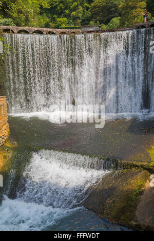 Cascade dans le parc, Nouvelle Athos, Abkhazie, Géorgie Banque D'Images