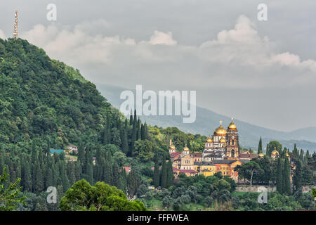 Voir de nouveaux Athos Monastère du Anacopia mountain, New Athos, Abkhazie, Géorgie Banque D'Images