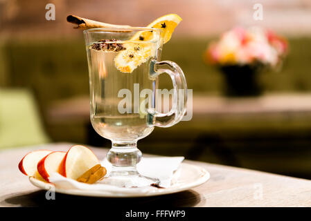 Verre de cidre avec le bâton de cannelle et de citron dans un verre Banque D'Images