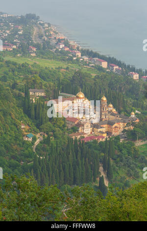 Voir de nouveaux Athos Monastère du Anacopia mountain, New Athos, Abkhazie, Géorgie Banque D'Images