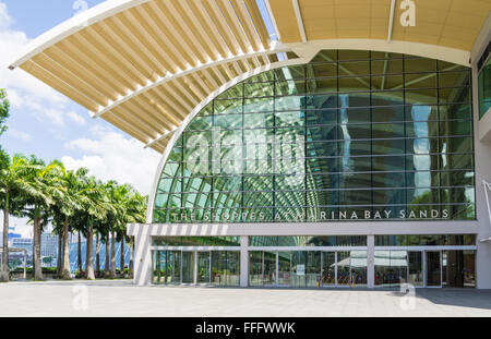 La façade en verre de The Shoppes at Marina Bay Sands, Marina Bay, Singapour Banque D'Images