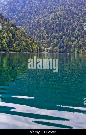 Lac de montagne Ritsa, Abkhazie, Géorgie Banque D'Images