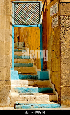 Bleu et blanc ALICANTE DES MESURES POUR PLUS DE MAISONS DANS LA PARTIE LA PLUS ANCIENNE DE LA VILLE Banque D'Images