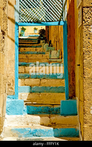 Bleu et blanc ALICANTE DES MESURES POUR PLUS DE MAISONS DANS LA PARTIE LA PLUS ANCIENNE DE LA VILLE Banque D'Images