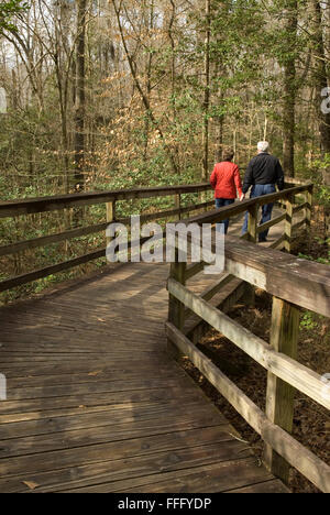 Caucasian couple Congaree National Park Trail Hopkins en Caroline du Sud USA Banque D'Images