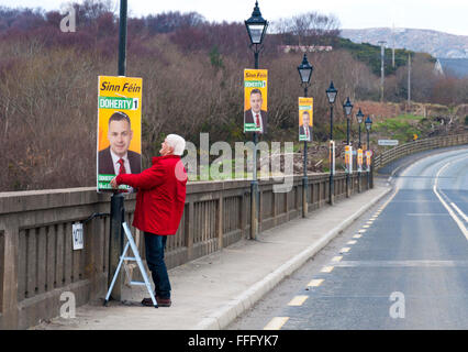 Pont Gweebarra, comté de Donegal, Irlande. 13 février 2016. Affiche de la campagne électorale de Pearse Doherty du Sinn Fein sur le pont dans les régions rurales de Donegal. Il s'agit d'un Teachta Dála - membre du Parlement irlandais - pour le sud-ouest de Donegal et de circonscription du Sinn Féin est dil - - porte-parole parlementaire des finances de l'élection générale irlandaise aura lieu le vendredi 26 février 2016. Photo par : Crédit : Richard Wayman/Alamy Live News Banque D'Images