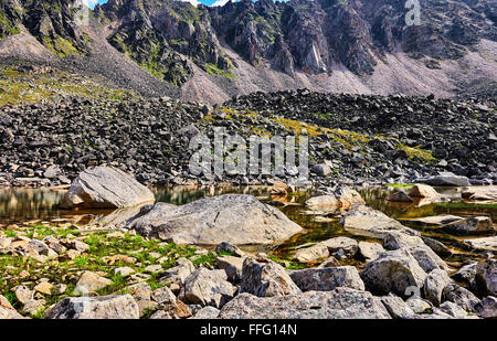 Les gros fragments de rochers dans l'eau au fond de la gorge de montagne . La Sibérie orientale Banque D'Images