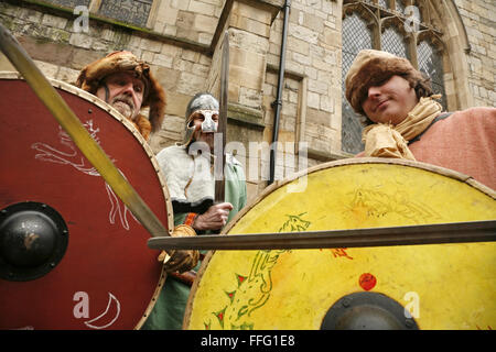 York, UK, 13 février 2016. Le Jorvik Viking annuel Festival, le plus grand de son genre en Europe, s'ouvre pour un programme d'une semaine - insensible à la suite des inondations de l'an - d'événements liés au Viking et affiche l'ensemble de la ville. Au campement viking dans Coppergate Viking sont 'opérateur' Boarsun Edgart (aka Ron Devanny), 'guerrier viking Olaf Blackhelm" (aka Clive Addy) et négociant Bjourn Boarsun 'Viking' (aussi appelé Jason Devanney). Crédit : david soulsby/Alamy Live News Banque D'Images