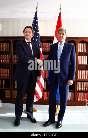 La secrétaire d'État, John Kerry, à droite, se serrer la main avec le Ministre des affaires étrangères néerlandais Bert Koenders avant d'entretiens bilatéraux à la Conférence de sécurité de Munich, Allemagne, samedi, le 13 février 2016. Photo/Matthias Schrader/dpa Banque D'Images