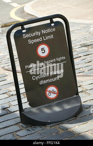 Avis de sécurité, panneau d'avertissement de limite de vitesse sur College Way In La région de Royal Greenwich dans la ville de Londres en Angleterre GB ROYAUME-UNI 2015 Banque D'Images