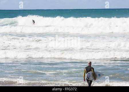 Surfeurs à Hot Water Beach, Mercury Bay, Coromandel Peninsula, North Island, Nouvelle-Zélande. Sur la côte est de la Coromandel Peninsula, au sud, de Hahei Banque D'Images