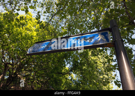 Piste cyclable et piétonnière sign in Wimbledon Common. Cycle de Roehampton et chemin de ronde. De passage à la commune d'Alton et Putney Vale cemetary Banque D'Images