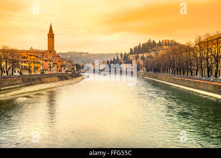 Vérone, Italie. Paysage avec rivière Adige et Ponte di Pietra. Banque D'Images