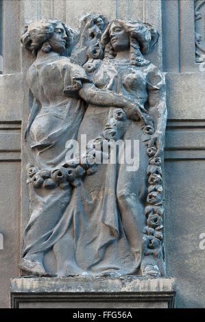 Statue femme sur le mur. Détail de l'architecture. La sculpture sur pierre. Avec du plâtre les liaisons Banque D'Images