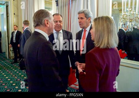 La secrétaire d'État américain John Kerry et le Ministre russe des affaires étrangères Sergey Lavrov parler à vice-secrétaire général des Nations Unies, M. Jan Eliasson, à gauche, et l'Union européenne, Haut Représentant pour les affaires étrangères Federica Mogherini, droit, avant la réunion du Quatuor du Bayerischer Hof Hotel 12 février 2016 à Munich, Allemagne. Banque D'Images