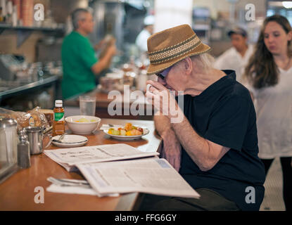 Un homme est assis au comptoir du Café de Cobble Hill à Brooklyn, New York. Banque D'Images