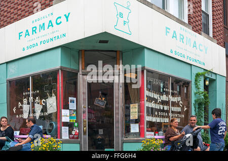 Les clients s'asseoir à l'extérieur au Brooklyn Farmacy dans le quartier de Carroll Gardens de Brooklyn, New York. Banque D'Images