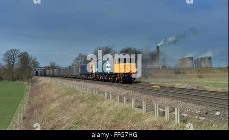 La catégorie 47 Gypsum halé train en direction de Drax Power Station, station d'Eggborough vu à la droite. Banque D'Images